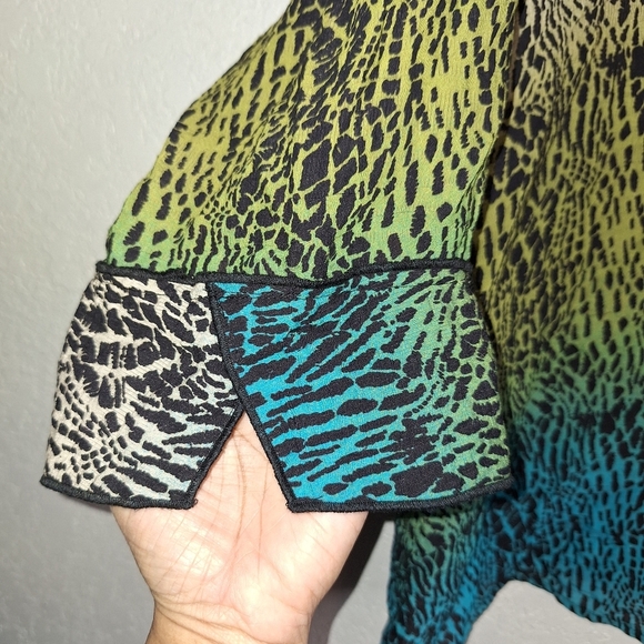 Multiples Plus Size 3X Crinkle Animal Print V-Neck 3/4 Sleeve Button Top - Picture 6 of 7